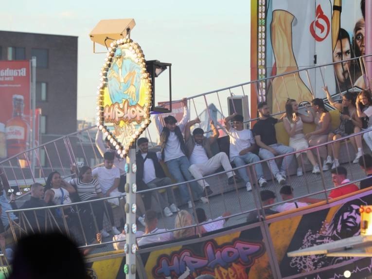 Menschen in einem Fahrgeschäft.